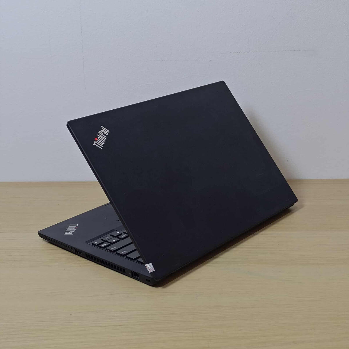 Lenovo Thinkpad T14G2 Belakang Kanan Lenovo Thinkpad T14G2 Belakang Kanan Butik Laptop