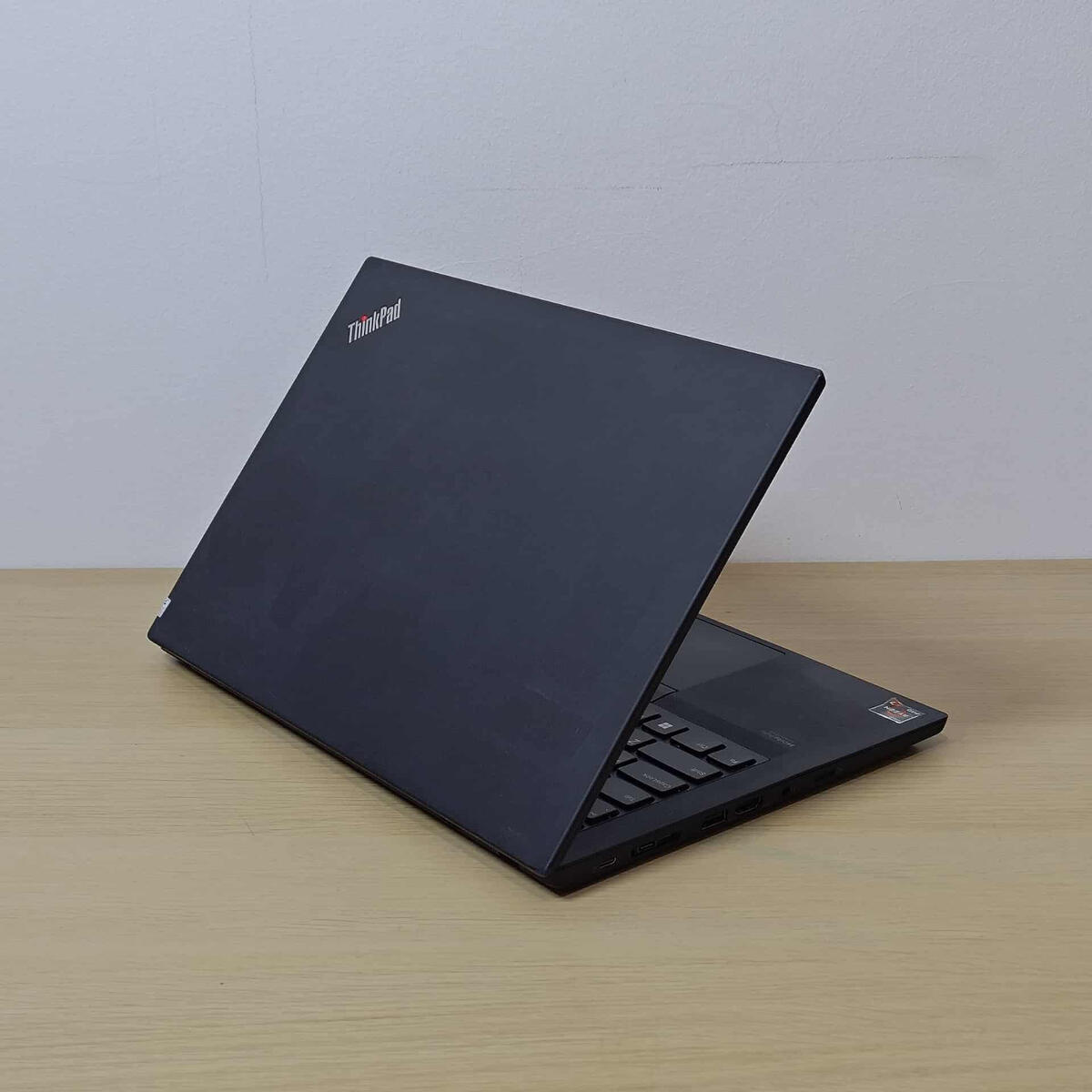 Lenovo Thinkpad T14G2 Belakang Kiri Lenovo Thinkpad T14G2 Belakang Kiri Butik Laptop